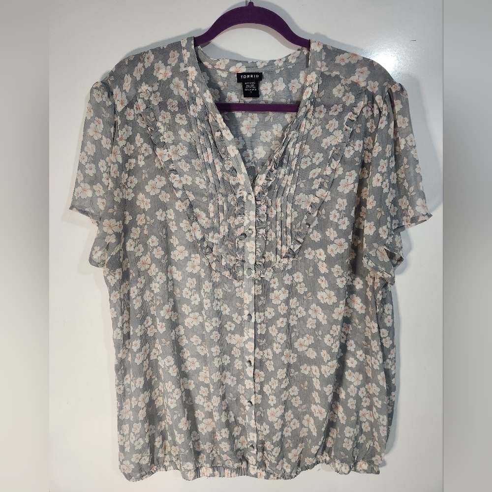 Adorable Torrid Floral Gray Blouse, Size 2